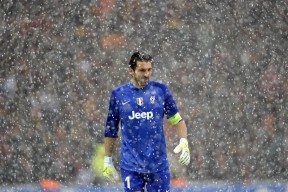 开云体育世界杯-哈利伯顿评分拉满背后，当美式篮球遇上东方铁壁，我们究竟在看什么？