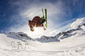 开云官网2026-广东队对阵马刺，戈贝尔连续得分拉开差距的背后，是中国篮球与世界的一步之遥